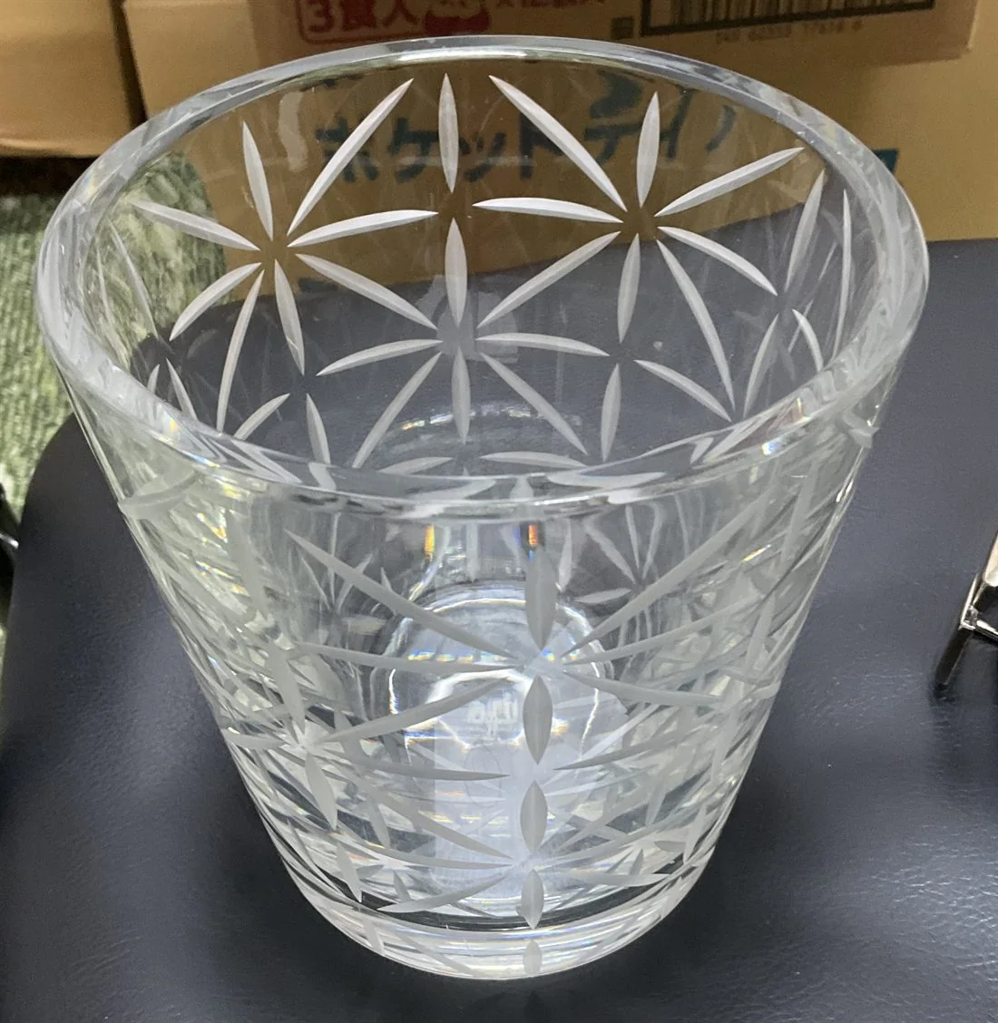 花模様のカットが入ったクリスタルガラスの花瓶。荏原町店で8,000円でお買取