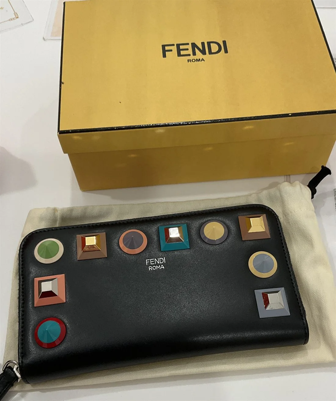 フェンディのスタッズ装飾つきラウンドファスナー長財布（黒）と箱・保存袋。荏原町店で30,000円でお買取